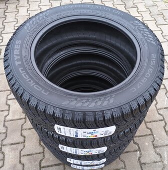 ada nových zimních zátěžových pneumatik Nokian 215/60 R17C - 2