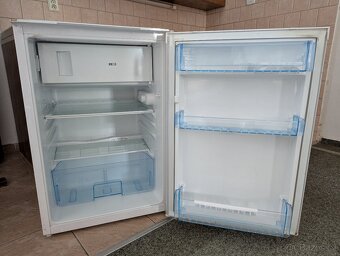 Kuchyňská linka cca 220 cm + lednice BEKO + dvouplotýnka - 2