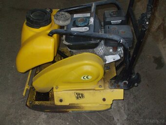 hutnící pěch žehlička jcb - 2