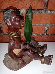 Starožitná dřevěná soška černoušek. Afrika. - 2