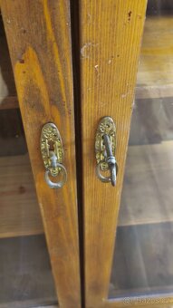 Starožitná dřevěná vitrína. - 2