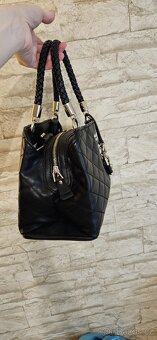 Krásná kabelka Guess s popruhem - 2