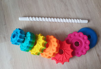 Duhová věž - pyramida s kroužky na spirále montessori - 2