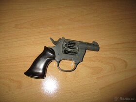 Retro hračka kolt na kapsle - 2