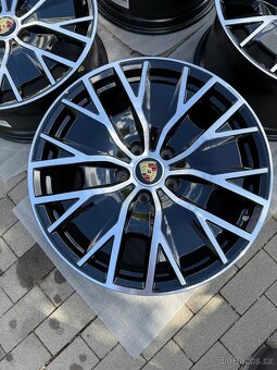 Original Porsche Taycan - 2