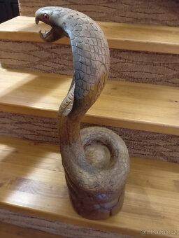 vyřezávaná dřevěná soška had-Cobra - 2
