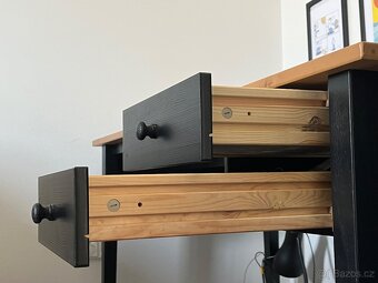 Dřevěný, psací stůl ikea. - 2
