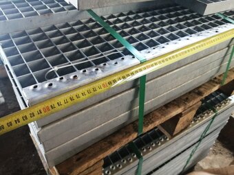 Schodišťový stupeň, rošt pozink - 2