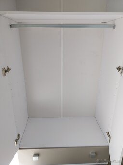 Dětský pokoj:Skříň,poličky postel, postýlka ,matrace - 2