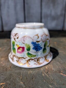 Starožitný porcelánový hrnek, luční květy, hrozno. - 2