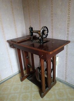 Starý šicí stroj SINGER - 2