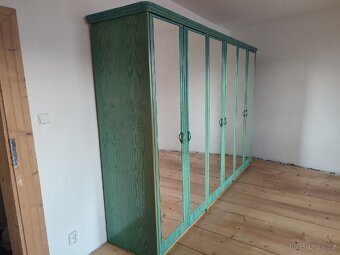 Velká zrcadlová šatní skříň - 2