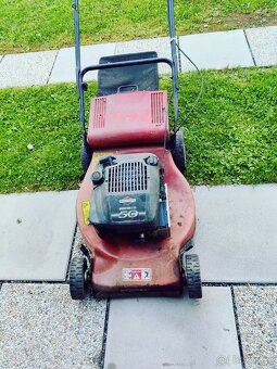 Prodám silnou starší sekačku s pojezdem, plně funkční - 2