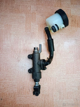 Zadná brzdová pumpa Honda CB,CBR,VFR - 2