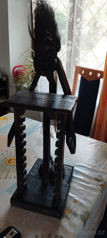 Afrika - domorodec drží stojan na CD - 2