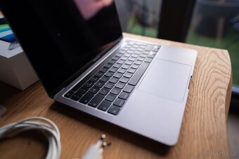 MacBook Pro 13" M1 2020 8 GB SSD 512 GB TOP STAV - 2