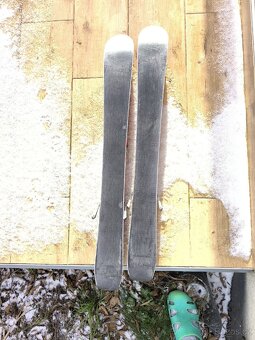 Dívčí lyže 80 a lyžáky a helma - 2