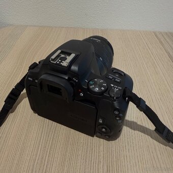 Canon EOS 250D + EF-S 18-55 III kit + brašna Vanguard - 2