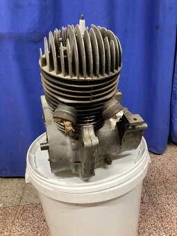 motor ČZ 175 -dvouj výfuk - 2
