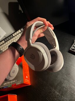 SteelSeries Arctis Nova 1 – bílá + krabice - 2