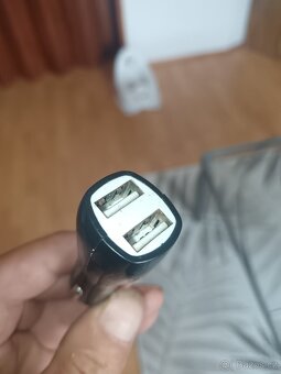 Nabíječka mobilů a tabletů do auta - 2