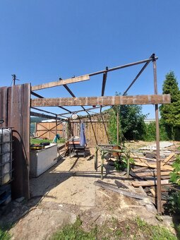 Kovová konstrukce z přístřešku - 2