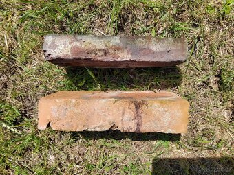 Cihly různých druhů a střešní tašky - 2