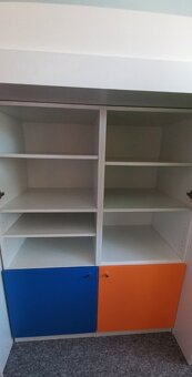 Vyšší dětská postel na skříňkách - 2