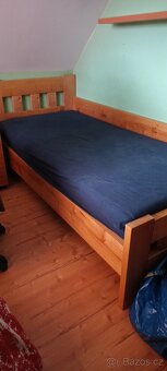 Prodám postel z masivu s roštem a matrací - 2