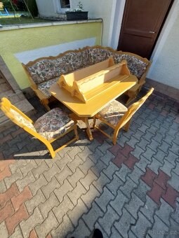 Rohova lavice vyřezavana stůl, 2 židle ,police - 2