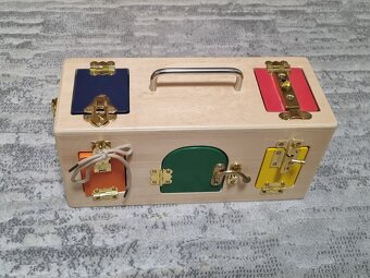 Montessori box se zámky pro trénink manipulace - 2