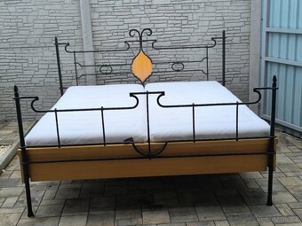 Prodám kovanou postel + Matrace Tencel 180cm x 200cm - 2