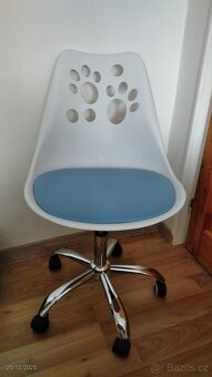 Dvě stejné židle - 2