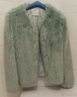 Chlupatá dámská bunda značky Bershka - 2