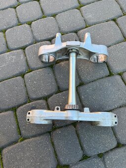 Držáky zavěšení tlumičů vidlic Yamaha YZ 125 r 98-04 - 2