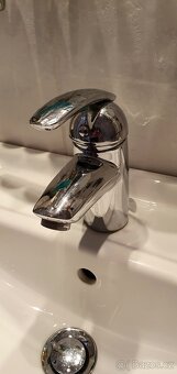 Koupelnová skříňka s umyvadlem - 2