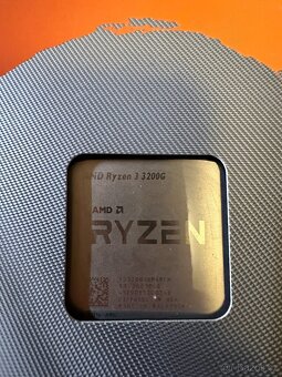 Prodám AMD RYZEN 3 3200G @ 3.6GHz s chladičem - 2