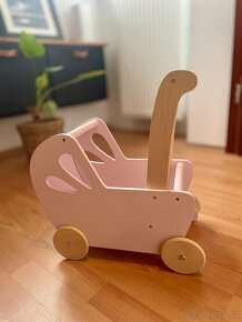 Dřevěný kočárek LINE Baby Doll v růžové barvě - 2