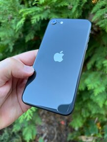 iPhone SE 2020 64Gb…v hezkém stavu…Černý - 2
