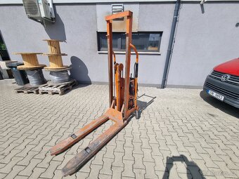 VYSOKOZDVIŽNÝ ELEKTRICKÝ VOZÍK - 2