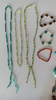 MIX šperky - náhrdelníky, dětské náramky, náušnice, prsten - 2