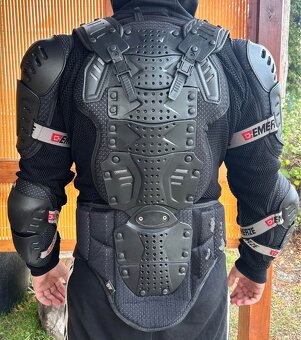 Chránič těla Emerze EM7 černý-velikost S - 2