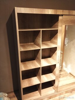 Šatní skříň se zrcadlem - 2