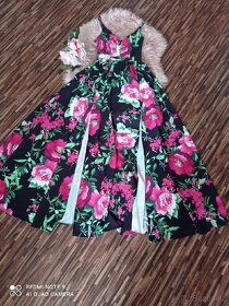 Dokonalé, vzdušné, dlouhé květované šaty s dvěma rozpaky. - 2