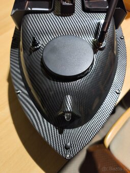 Zakrmovaci člun pro rybáře - 2