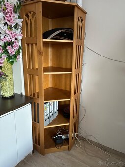 Dřevěná rohová police -masiv - 2