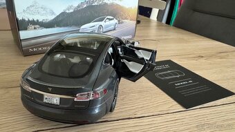Odlitek (model) vozu Tesla Model S 1:18 - 2