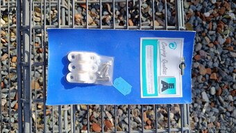 Plastové úchyty, kovové objímky - 2