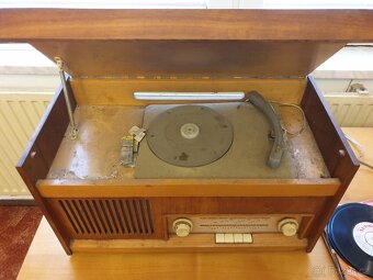 Staré rádio - gramofon + desky - 2