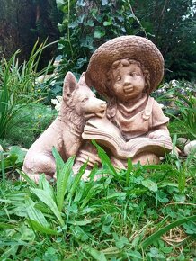 Zahradní dekorace- Chlapec s knihou a s psíkem - 2